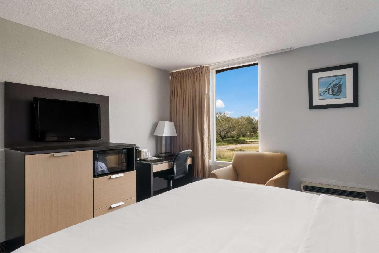 אליס Quality Inn מראה חיצוני תמונה